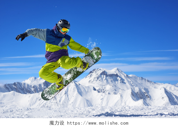 穿着绿色运动服滑雪的运动员滑雪板做把戏